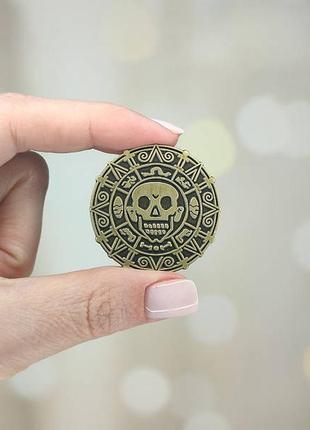 Металлический значок, пин "монета ацтеков. пираты карибского моря" (знач0798)