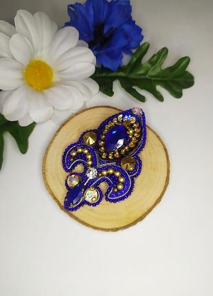 Брошь геральдическая лилия из кристаллов и бисера