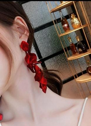 Сережки довги червоні пелюстки