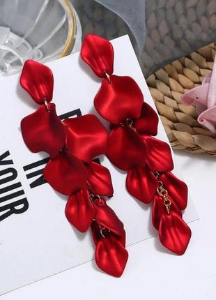 Сережки довги червоні пелюстки