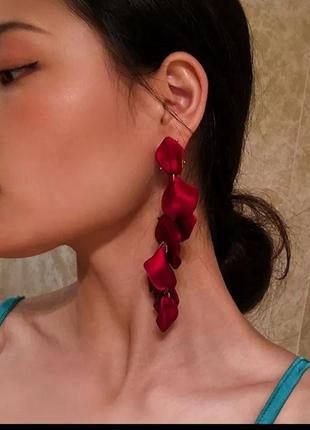 Сережки довги червоні пелюстки