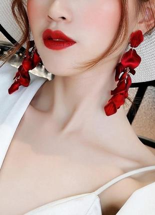 Сережки довги червоні пелюстки