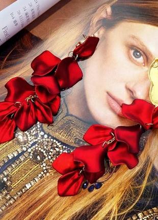 Сережки довги червоні пелюстки