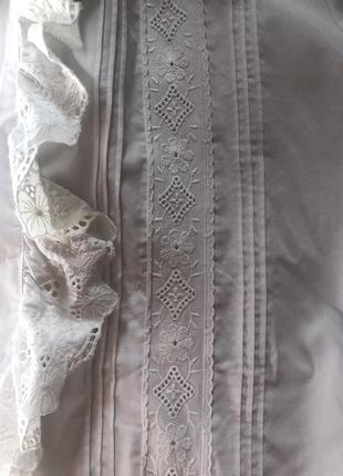 Супер стильна сорочка із вставками з мереживом/кружевом, рукавами-буфами, вінтажними гудзиками