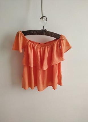 Яркая блуза с воланом