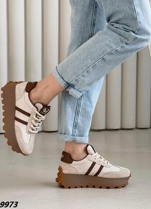 Натуральные замшевые бежевые кроссовки на высокой подошве