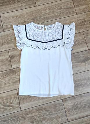 Вишуканий білий топ з мереживом