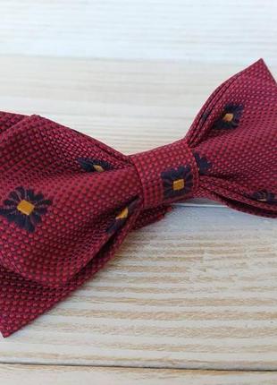 Красная галстук-бабочка с узором5 фото