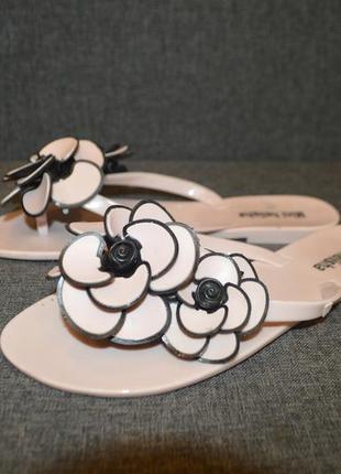 Женские шлепанцы через палец