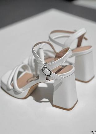 Жіночі білі босоніжки на квадратних підборах