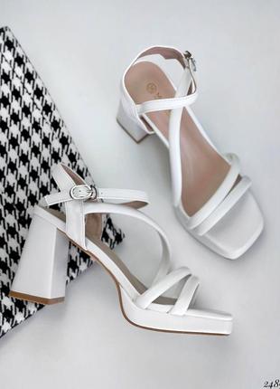 Жіночі білі босоніжки на квадратних підборах