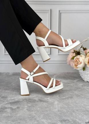 Жіночі білі босоніжки на квадратних підборах