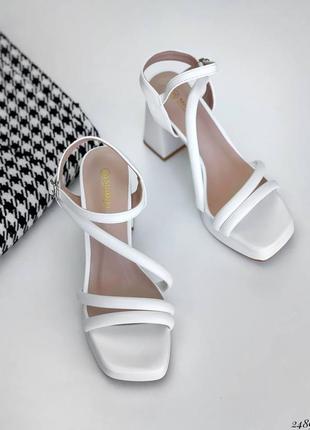 Жіночі білі босоніжки на квадратних підборах