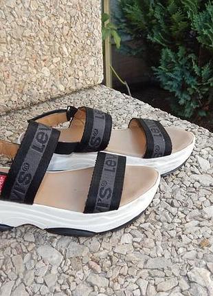 Босоніжки levis