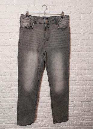 Фирменные стрейчевые джинсы
