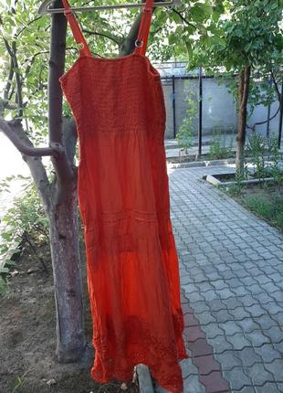 Длинное платье с кружевом.