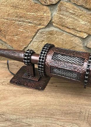 Кованый настенный светильник в виде факела с крестами в короне и цепями