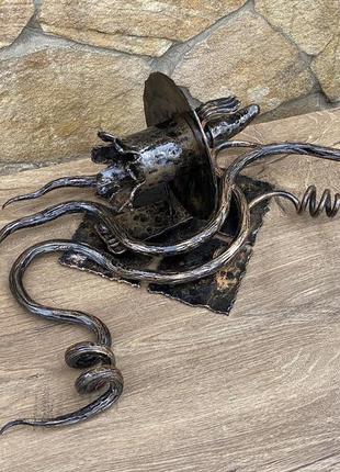 Ковані бра ручної роботи на фоні медивної лампи