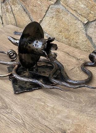 Ковані бра ручної роботи на фоні медивної лампи