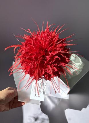 Красная брошь цветок с перьями страуса 15 см