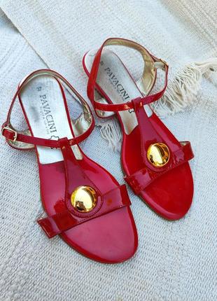 Лаковані червоні босоніжки
