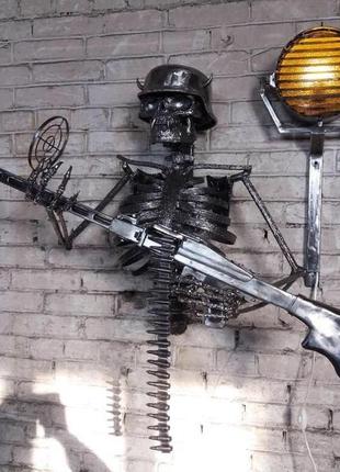 Кованый настенный светильник в виде скелета с оружием