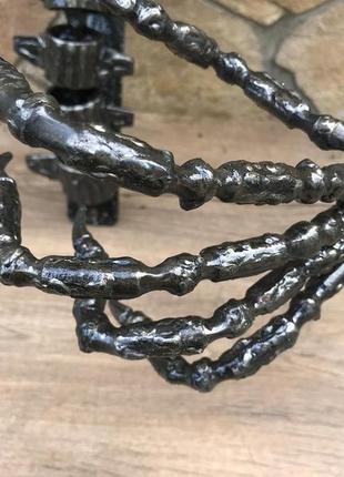 Кованый настенный светильник в виде скелета с оружием