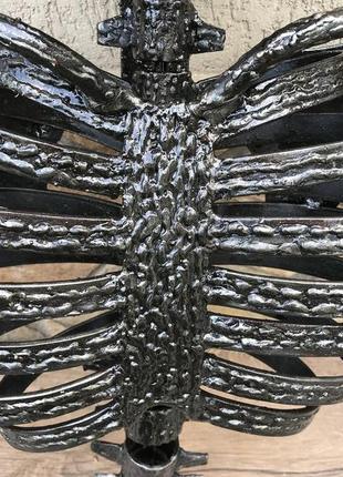 Кованый настенный светильник в виде скелета с оружием