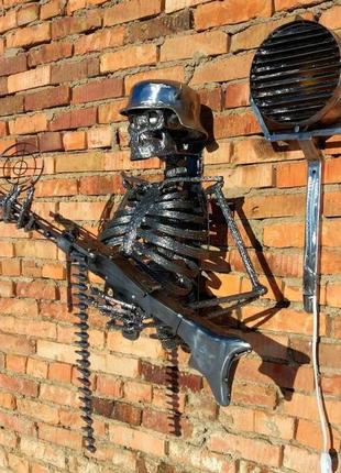 Кованый настенный светильник в виде скелета с оружием