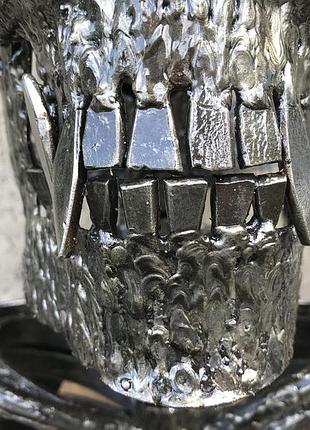 Кованый настенный светильник в виде скелета с оружием