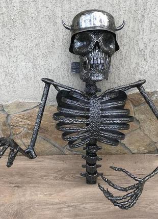 Кованый настенный светильник в виде скелета с оружием