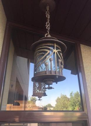 Кованый потолочный бра с красивым дизайном на декоративной цепочке