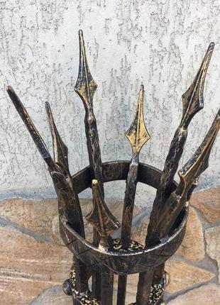 Кованый средневековый бра ручной работы на фоне средневекового фонаря (факела)