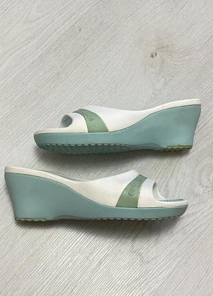 Жіночі босоніжки crocs sassari на танкетці з відкритим носком