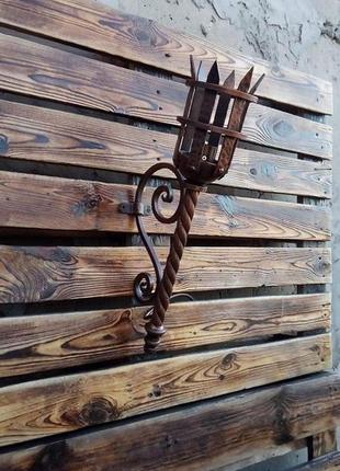 Бра в виде средневекового светильника факела