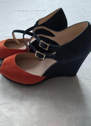 Босоножки на танкетке замшевые clarks