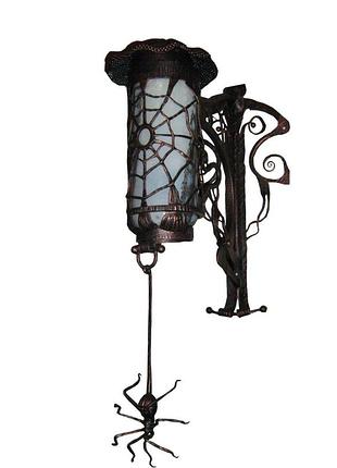 Настенный бра ручной ковки выполненный в технике художественной ковки с пауком и паутиной