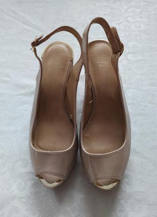 Босоножки беж на танкетке