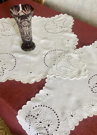 Комплект салфеток с английской вышивкой бродери