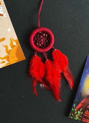 Червоний маленький ловець снів. красный ловец снов. автоловец. амулет. декор.