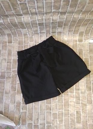 Классные шорты с поясом и карманами.