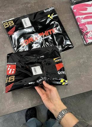 Трендовый оверсайз лонгслив с мото-принтом