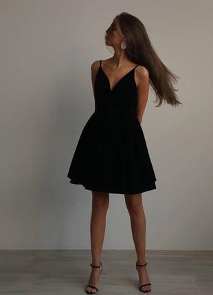 Оксамитова вечірня сукня міні на бретелях з відкритою спиною крій трапеція бордова чорна стильна якісна трендова на випускний5 фото