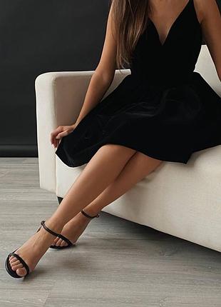 Оксамитова вечірня сукня міні на бретелях з відкритою спиною крій трапеція бордова чорна стильна якісна трендова на випускний3 фото