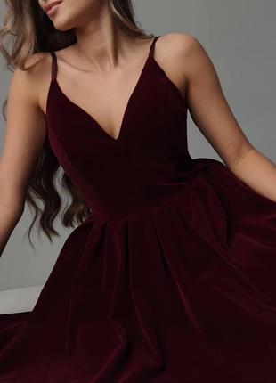 Оксамитова вечірня сукня міні на бретелях з відкритою спиною крій трапеція бордова чорна стильна якісна трендова на випускний7 фото
