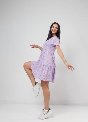 Короткое летнее платье с цветочным принтом v-образным вырезом1 фото