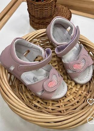 Дитячі рожеві шкіряні босоножки на дівчинку