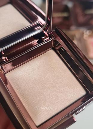 Сияющая пудра hourglass mini ambient lighting finishing powder incandescent light 1.4 г