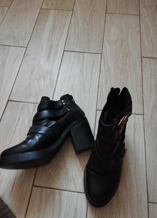 Кожаные ботинки