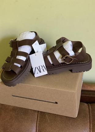Шкіряні босоніжки zara